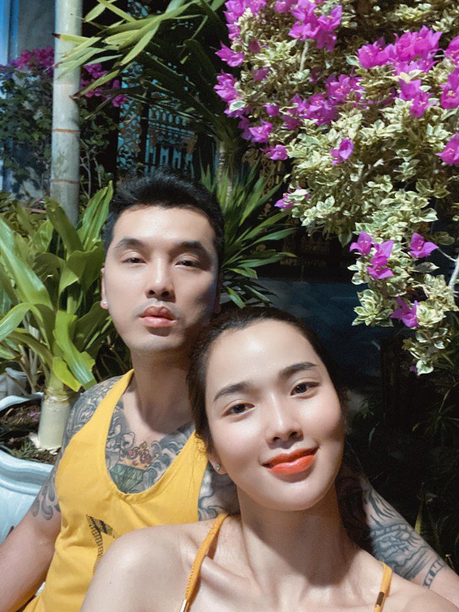 Sao Việt 24h: Hồng Ngọc nuôi gà, chồng và bố chồng đào ao thả cá giữa nước Mỹ - 11