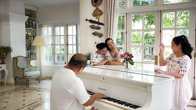Sao Việt 24h: Hồng Ngọc nuôi gà, chồng và bố chồng đào ao thả cá giữa nước Mỹ - 14