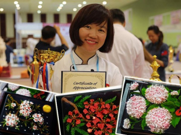 Thánh tỉa thạch 3D thức thâu đêm làm 12 bánh thạch tặng các bác sĩ tuyến đấu chống dịch