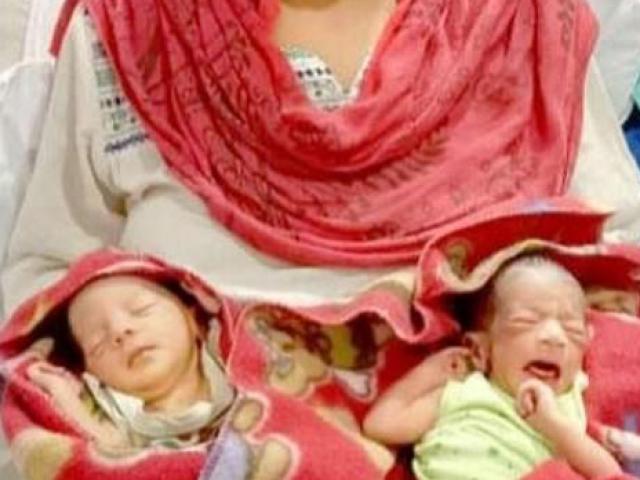 Sinh đôi đúng dịp cả nước phong tỏa, người mẹ đặt tên 2 con vô cùng bất ngờ