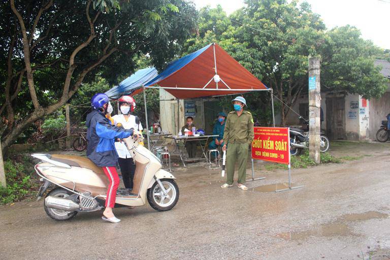 bi nhac vi khong deo khau trang, nguoi dan ong lang ma, doa danh thanh vien chot kiem dich - 3