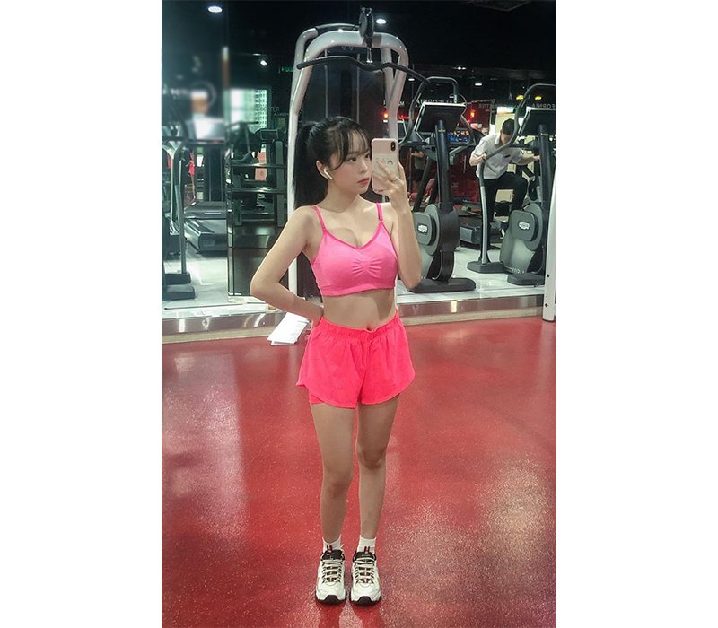 Theo hình ảnh được Khánh Vân chia sẻ lên mạng xã hội, cô nàng cũng phải dành thời gian tập luyện thể thao thì mới có được thân hình hoàn hảo như hiện tại.
