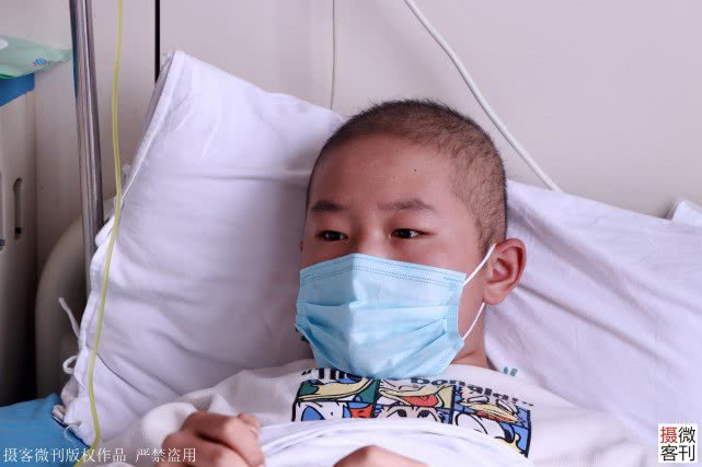 Cậu bé 13 tuổi quyết không khóc khi điều trị ung thư máu: amp;#34;Cháu không muốn mẹ buồnamp;#34; - 1