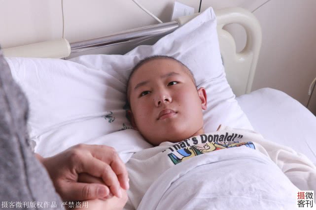 Cậu bé 13 tuổi quyết không khóc khi điều trị ung thư máu: amp;#34;Cháu không muốn mẹ buồnamp;#34; - 5