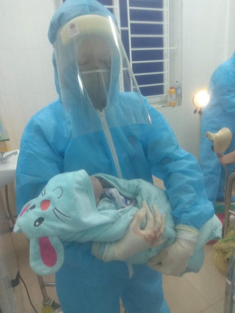 Vỡ òa giây phút bé trai chào đời trong phòng cách ly amp;#39;đặc biệtamp;#39; ở Nghệ An - 1