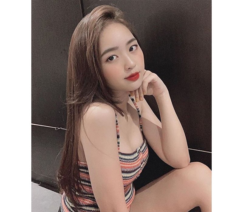 Lê Phương Anh, sinh năm 1997, được biết tới là một trong những hotgirl được cư dân mạng Việt yêu thích. Cô nàng gây ấn tượng nhờ sở hữu nhan sắc vô cùng nổi bật.
