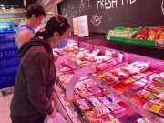 Tiêu dùng - Bản tin tiêu dùng: Giá lợn hơi giảm lại tăng; hải sản chỉ ở nhà hàng giờ bán đầy chợ