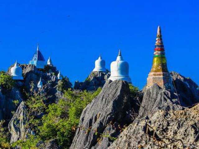 Ngôi đền độc đáo nằm trên đỉnh núi ở xứ sở chùa Vàng