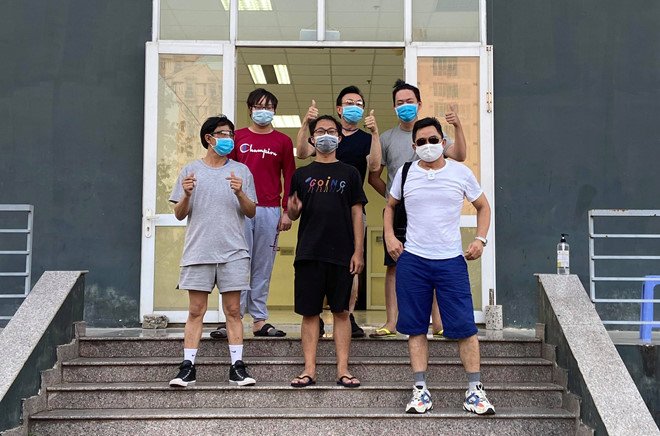 Nổi tiếng là amp;#34;đại gia ngầmamp;#34;, Chí Tài cũng còng lưng giặt đồ khi đi cách ly tập trung - 2
