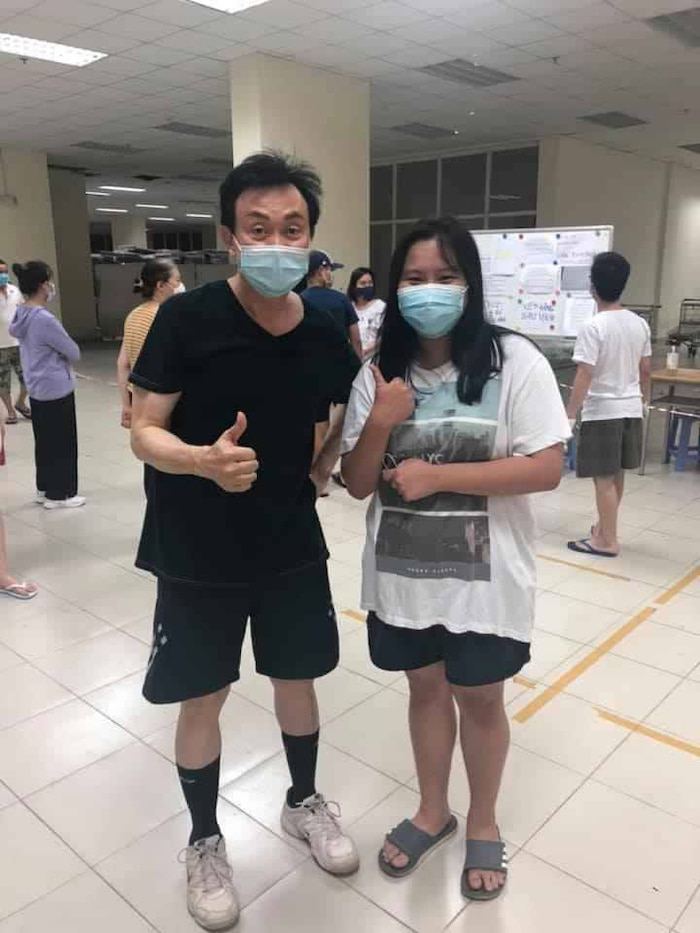 Nổi tiếng là amp;#34;đại gia ngầmamp;#34;, Chí Tài cũng còng lưng giặt đồ khi đi cách ly tập trung - 4