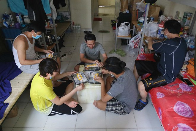Nổi tiếng là amp;#34;đại gia ngầmamp;#34;, Chí Tài cũng còng lưng giặt đồ khi đi cách ly tập trung - 3