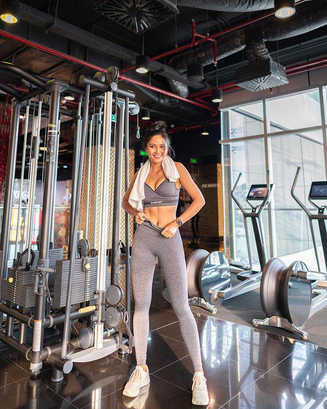 Hết lấy đá tảng làm tạ, Hamp;#39;Hen Niê tiếp tục vác bao lúa tập squat để eo thon, dáng gọn - 4