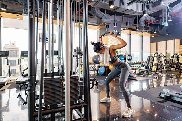 Hết lấy đá tảng làm tạ, Hamp;#39;Hen Niê tiếp tục vác bao lúa tập squat để eo thon, dáng gọn - 3