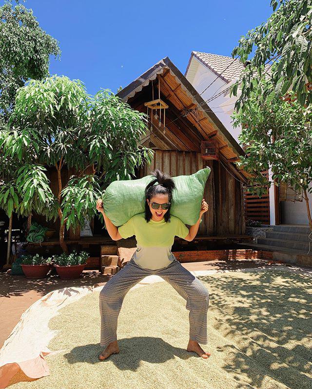 Hết lấy đá tảng làm tạ, Hamp;#39;Hen Niê tiếp tục vác bao lúa tập squat để eo thon, dáng gọn - 5