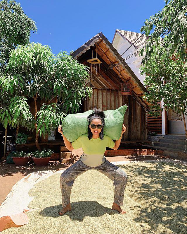 Hết lấy đá tảng làm tạ, Hamp;#39;Hen Niê tiếp tục vác bao lúa tập squat để eo thon, dáng gọn - 6