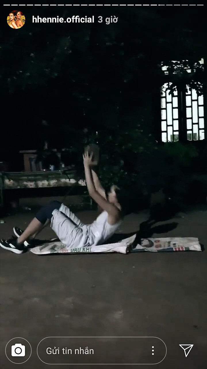 Hết lấy đá tảng làm tạ, Hamp;#39;Hen Niê tiếp tục vác bao lúa tập squat để eo thon, dáng gọn - 7