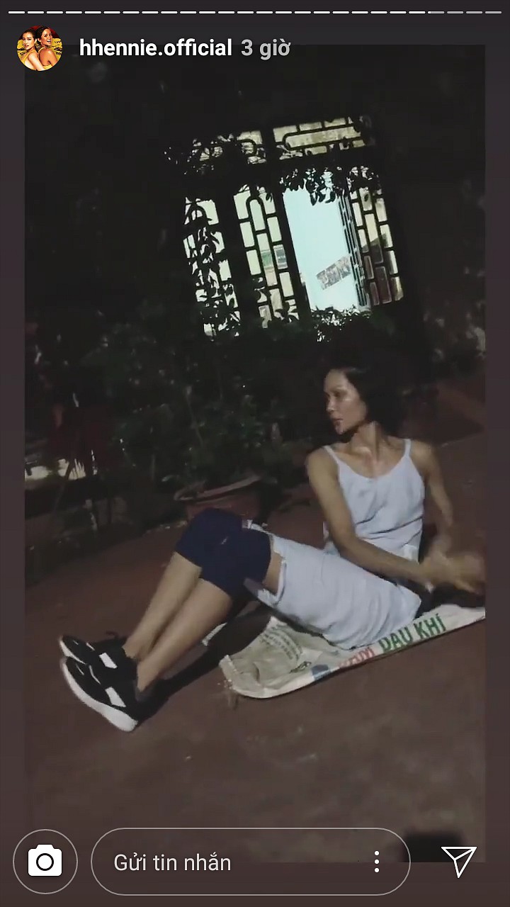 Hết lấy đá tảng làm tạ, Hamp;#39;Hen Niê tiếp tục vác bao lúa tập squat để eo thon, dáng gọn - 8