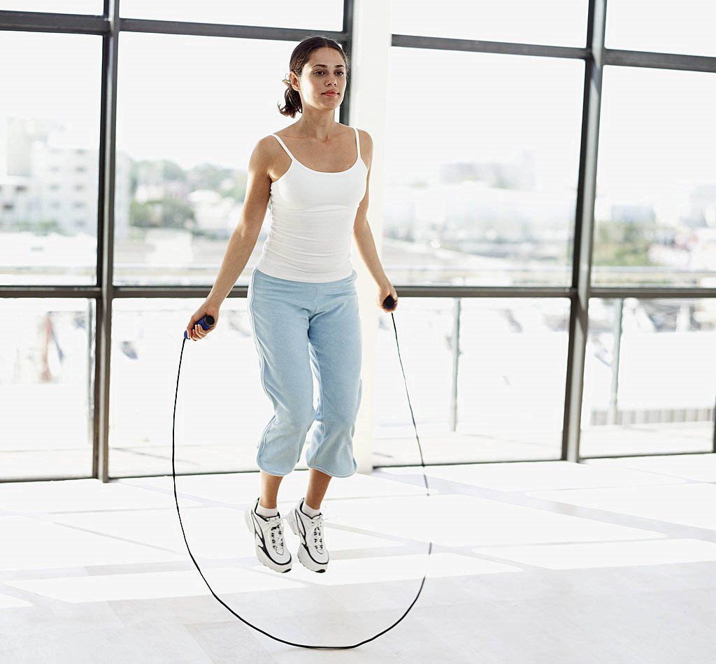 Hết lấy đá tảng làm tạ, Hamp;#39;Hen Niê tiếp tục vác bao lúa tập squat để eo thon, dáng gọn - 12