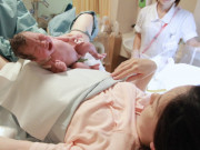 Bà bầu - Thấy nam bác sĩ hành động lạ, sản phụ cáu kỉnh: “Đứa trẻ ra rồi, bác còn làm gì vậy?”