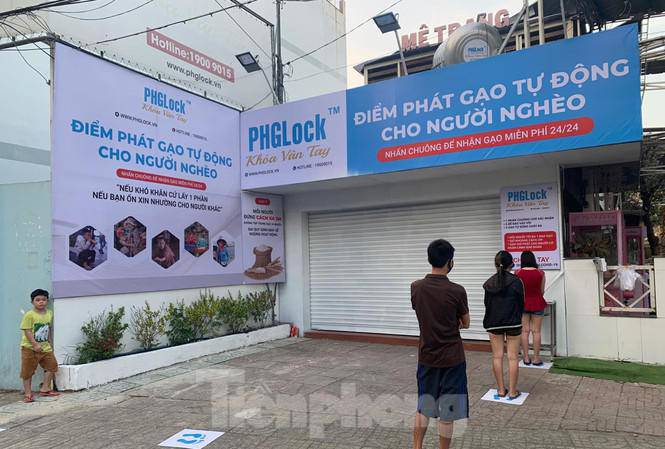 "may atm" phat gao mien phi cho nguoi ngheo o sai gon - 1