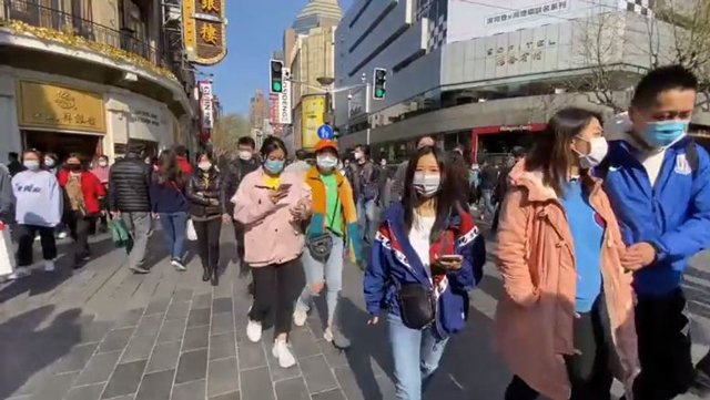 Dịch COVID-19 chưa kết thúc, hàng chục nghìn người TQ vẫn chen chúc tại các điểm du lịch - 2