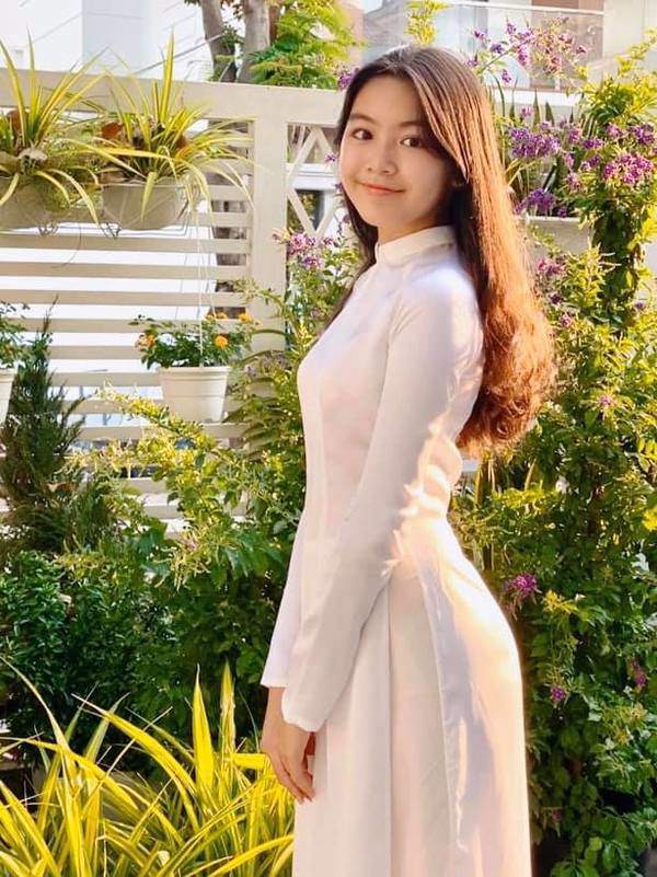 dien ao dai trang tinh khoi, con gai quyen linh duoc dong vien thi hoa hau ngay khi du tuoi - 1