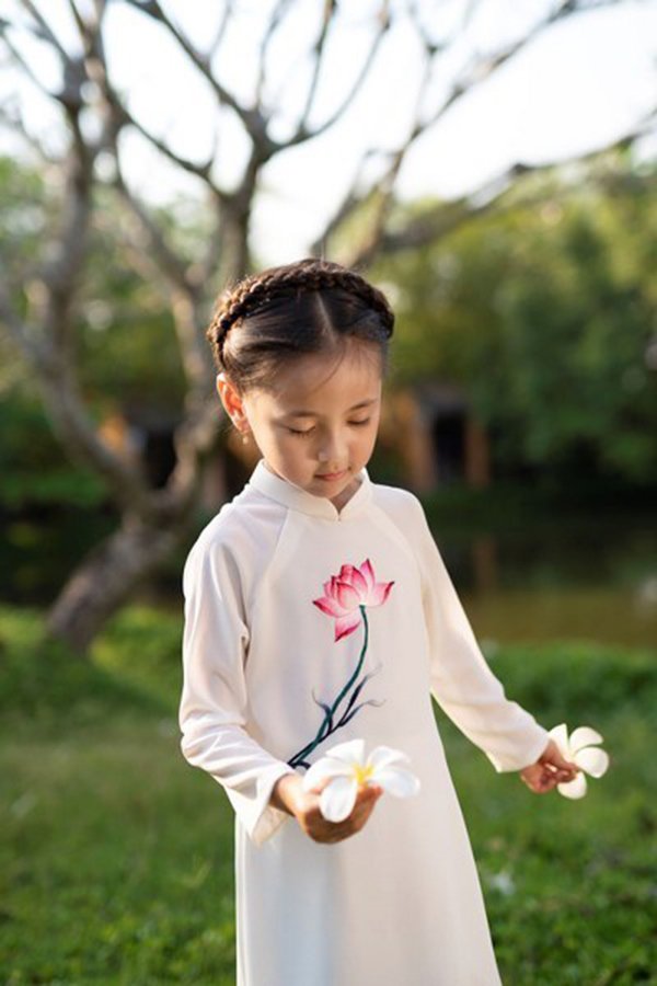 dien ao dai trang tinh khoi, con gai quyen linh duoc dong vien thi hoa hau ngay khi du tuoi - 14