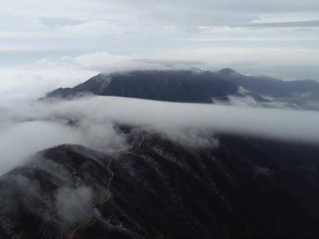 Tuyết đầu xuân phủ trắng núi Thái Bình