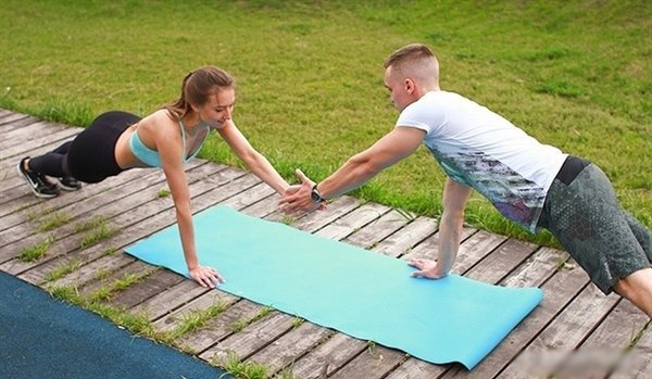 Ở nhà mùa dịch, vợ chồng Hoàng Bách cùng nhau tập tành, vừa đẹp dáng, vừa giữ lửa tình yêu - 11