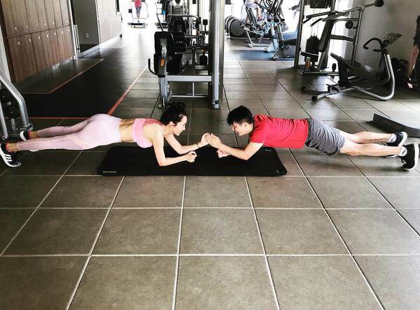 Ở nhà mùa dịch, vợ chồng Hoàng Bách cùng nhau tập tành, vừa đẹp dáng, vừa giữ lửa tình yêu - 4