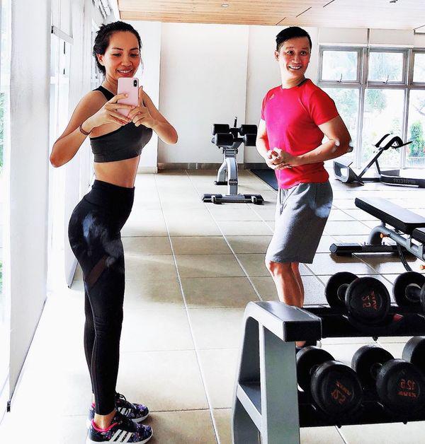 Ở nhà mùa dịch, vợ chồng Hoàng Bách cùng nhau tập tành, vừa đẹp dáng, vừa giữ lửa tình yêu - 3