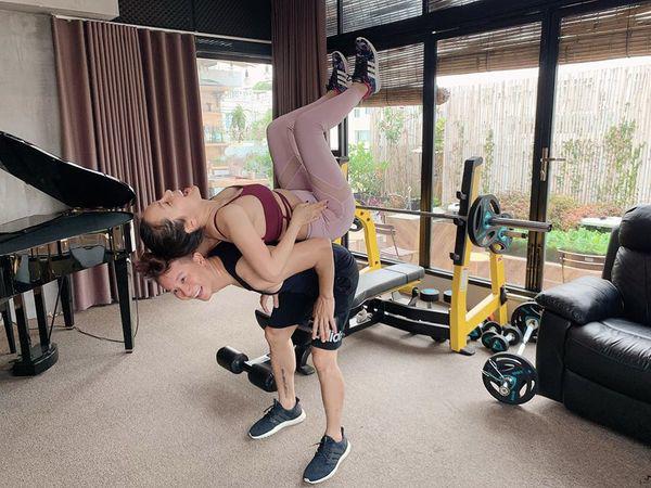 Ở nhà mùa dịch, vợ chồng Hoàng Bách cùng nhau tập tành, vừa đẹp dáng, vừa giữ lửa tình yêu - 2