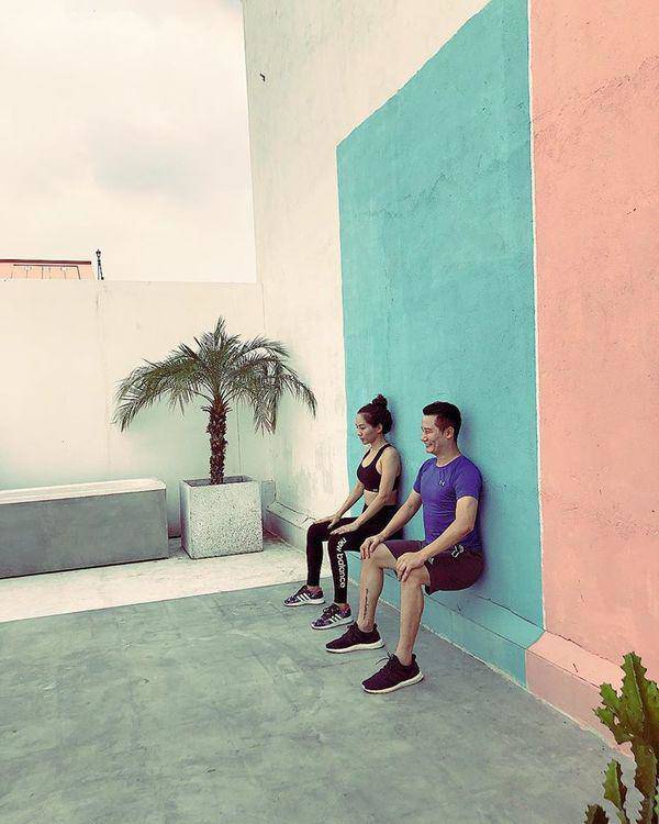 Ở nhà mùa dịch, vợ chồng Hoàng Bách cùng nhau tập tành, vừa đẹp dáng, vừa giữ lửa tình yêu - 5