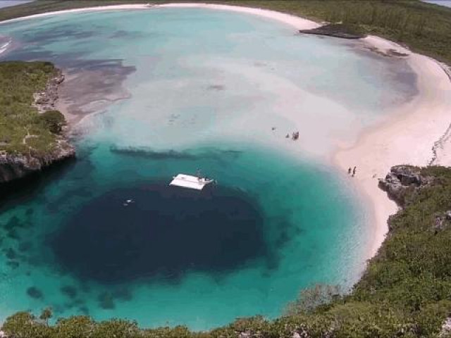 Xem ăn chơi - “Mắt xanh” bí ẩn sâu 202m ở vùng đảo Bahamas
