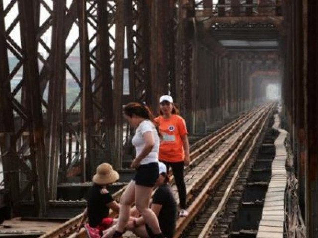 Người dân ở Hà Nội ra cầu Long Biên chụp ảnh, tắm tiên giữa lúc cách ly toàn xã hội