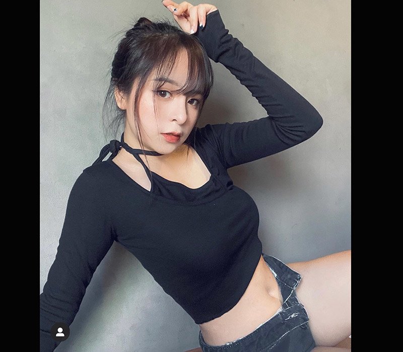 Vân cũng hiện đang là một trong những thành viên của vũ trụ hot girl thế hệ mới đình đám nhất mạng xã hội Việt Nam hiện nay. 
