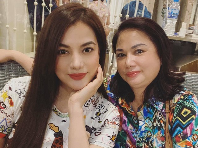 Sao Việt 24h: Trương Ngọc Ánh khoe ảnh bên mẹ ruột trẻ đẹp, giống nhau như đúc