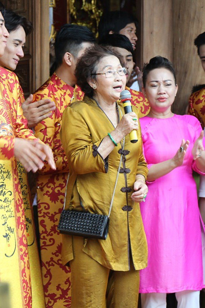 Mẹ của Hoài Linh 82 tuổi vẫn đầy chất nghệ sĩ, bảo sao các con toàn người tài năng - 1