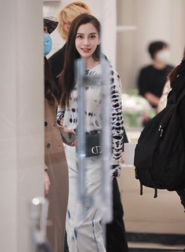 Nhan sắc thực sự của amp;#34;gái 1 conamp;#34; Angelababy dưới ống kính người qua đường - 1