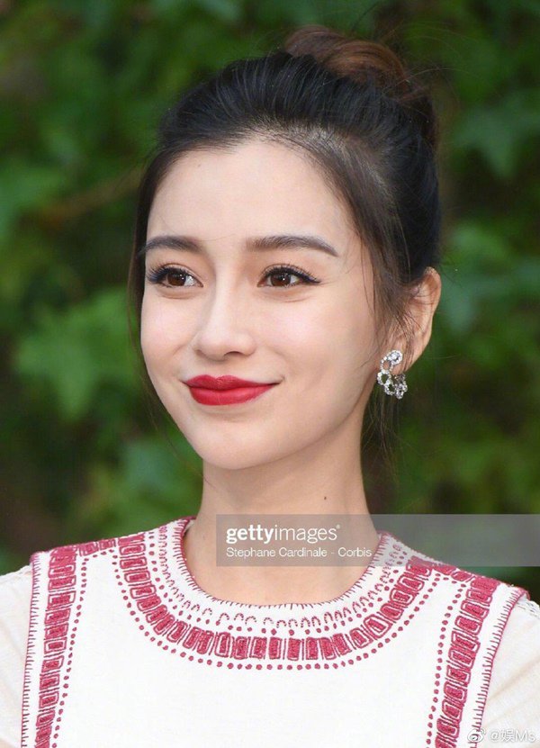 Nhan sắc thực sự của amp;#34;gái 1 conamp;#34; Angelababy dưới ống kính người qua đường - 8