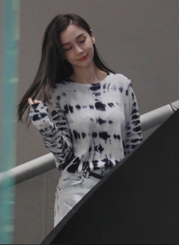 Nhan sắc thực sự của amp;#34;gái 1 conamp;#34; Angelababy dưới ống kính người qua đường - 4