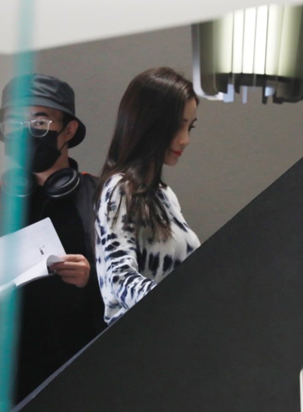 Nhan sắc thực sự của amp;#34;gái 1 conamp;#34; Angelababy dưới ống kính người qua đường - 3