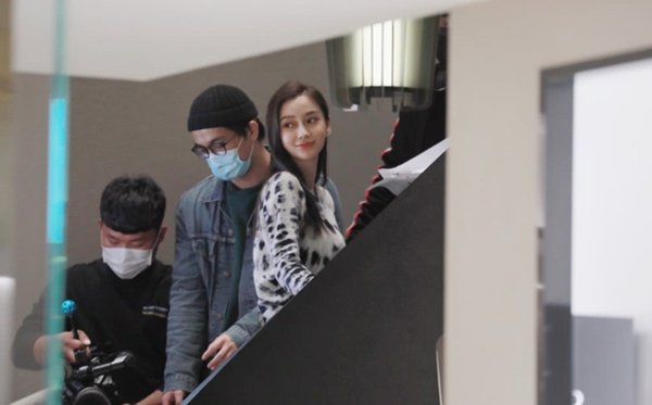 Nhan sắc thực sự của amp;#34;gái 1 conamp;#34; Angelababy dưới ống kính người qua đường - 2