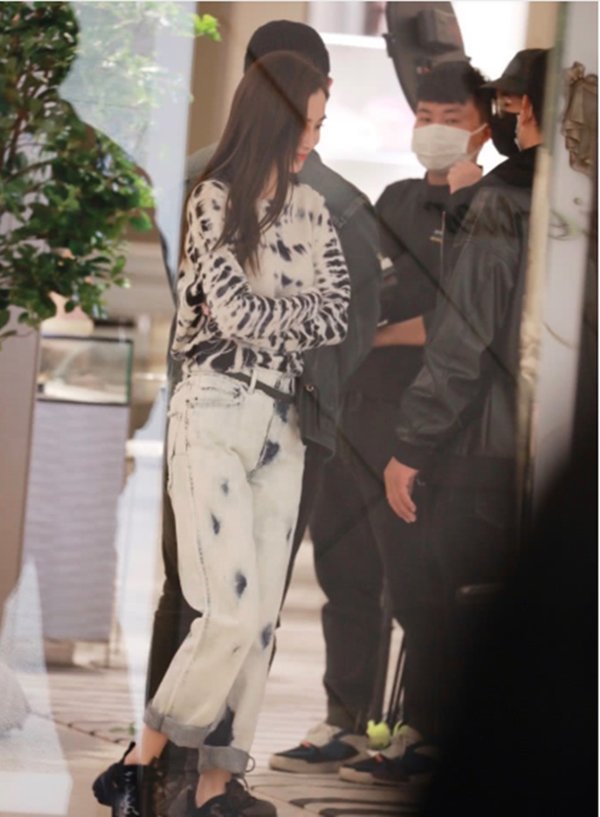 Nhan sắc thực sự của amp;#34;gái 1 conamp;#34; Angelababy dưới ống kính người qua đường - 6