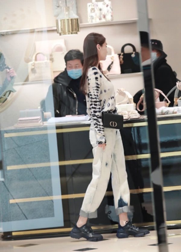 Nhan sắc thực sự của amp;#34;gái 1 conamp;#34; Angelababy dưới ống kính người qua đường - 7