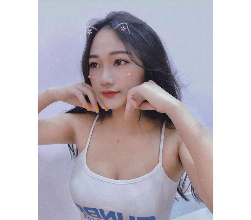 Sinh năm 1998, Dạ Thảo được biết tới là một trong những hotgirl mạng xã hội sở hữu ngoại hình vô cùng hút mắt.
