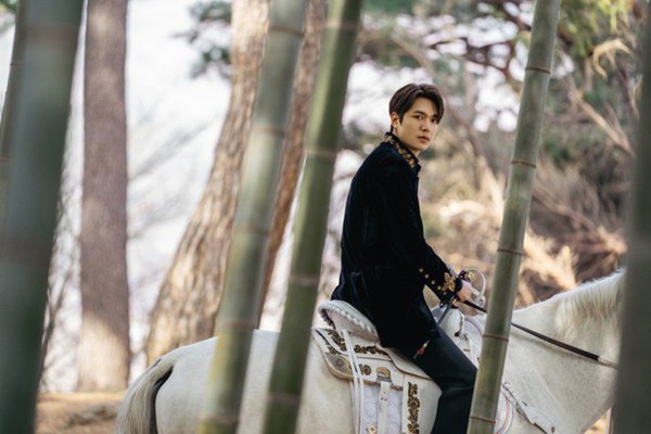 Ngôi sao 24/7: amp;#34;Quân vươngamp;#34; Lee Min Ho khoe ảnh mới, fan được amp;#34;rửa mắtamp;#34; vì vẻ đẹp tạc tượng - 3