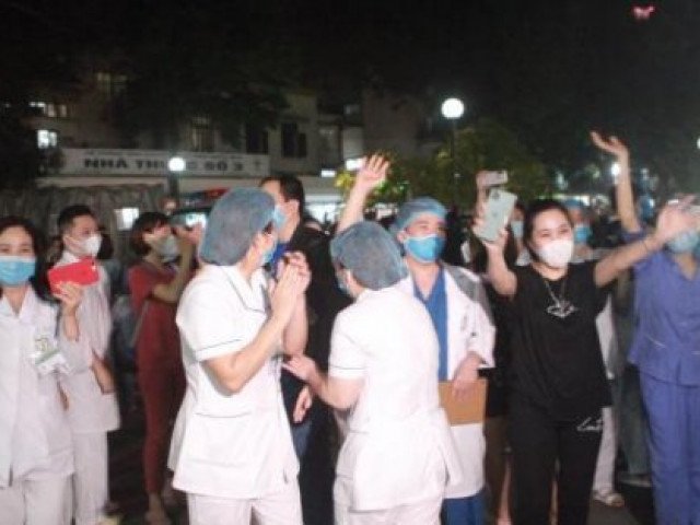 Bác sĩ, bệnh nhân vỗ tay reo mừng khi Bệnh viện Bạch Mai được gỡ bỏ phong toả