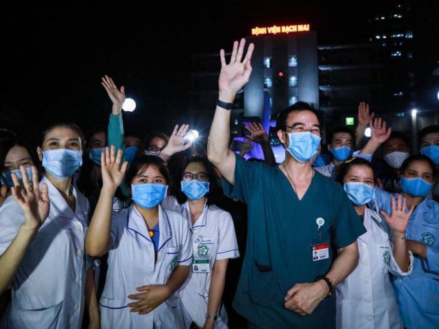 Niềm vui vỡ òa khi bệnh viện Bạch Mai chính thức dỡ lệnh cách ly