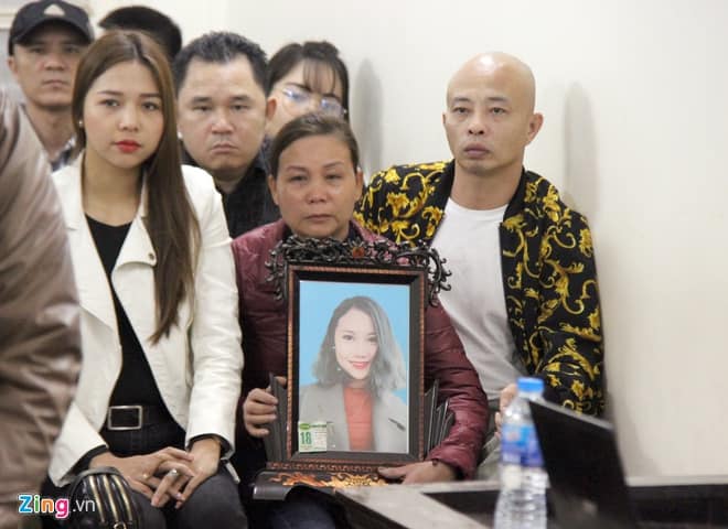 Đường Nhuệ (ngoài cùng bên phải) cũng thường hay xuất hiện với vỏ bọc lộng lẫy, thể hiện việc luôn sát cánh cùng anh em. Trong ảnh là Đường Nhuệ xuất hiện tại phiên toà xử ca sĩ Châu Việt Cường trong vụ án nhét tỏi vào mồm cô gái ở Hà Nội khi các đối tượng chơi ma tuý khiến cô này tử vong.